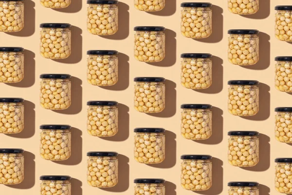 在米色背景上涂有蜂蜜和坚果的玻璃瓶图案 蜂蜜中的坚果 顶部视图 — 图库照片