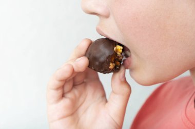 Çocuk sağlıklı şeyler yiyor. Çikolatalı, fındıklı..