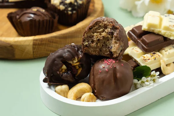 Bitten Craft Schokolade Mit Nüssen Und Mini Pralinen Gesundes Süßes — Stockfoto