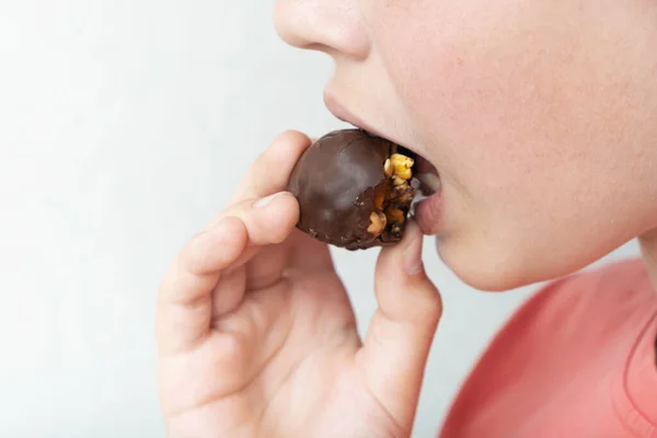 Junge Isst Gesunde Craft Schokolade Mit Nüssen — Stockfoto