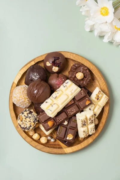Houten Bord Met Gezonde Ambachtelijke Natuurlijke Snoepjes Mini Chocolade Zoet — Stockfoto