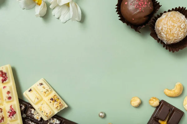 Frame Gemaakt Van Ambachtelijke Chocolade Snoepjes Mini Chocolade Noten Plat — Stockfoto
