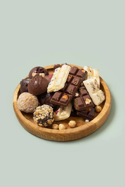 Houten Bord Met Gezonde Ambachtelijke Natuurlijke Snoepjes Mini Chocolade Zoet — Stockfoto