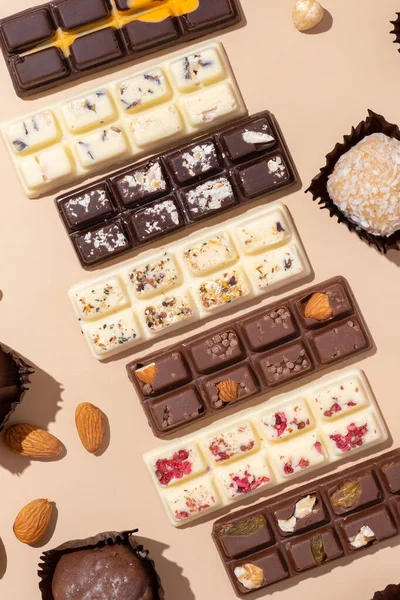 Craft Weiße Milchige Und Schwarze Schokoladenbonbons Auf Beigem Hintergrund Flach — Stockfoto