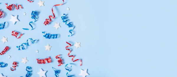 Баннер Дня независимости США. Красные и синие спирали и белые звезды элементы флага США вид сверху, плоский лежал на синем фоне.