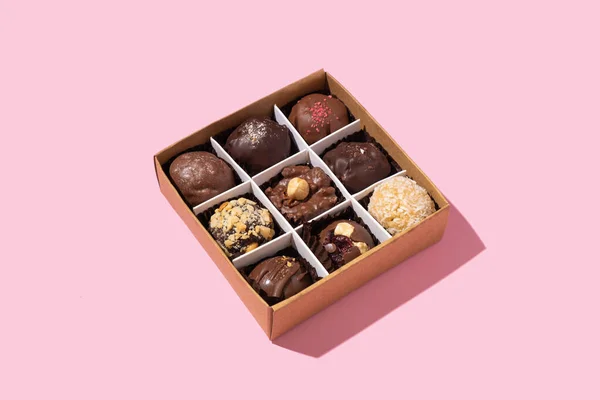 Geschenkbox Mit Schokolade Craft Bonbons Mit Nüssen Innen Auf Rosa — Stockfoto