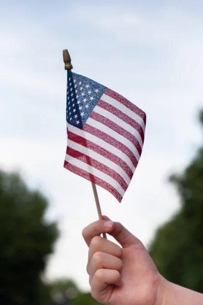 Американський Прапор Руці Хлопчика Відкритому Повітрі Юліанський День Незалежності Сша — стокове фото