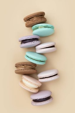 Pasta renkleri farklı bej arka planda üst görünüm..