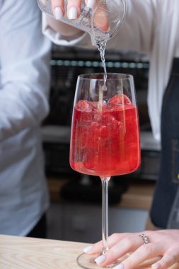 Bar tezgahında buzlu alkollü kokteyl. Barda yaz içkisi hazırlıyorum..