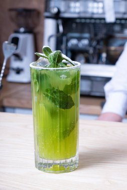 Kafedeki bar tezgahında mojito kokteyli. Yaz taze alkollü içecek