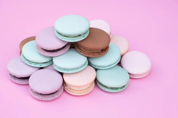Diferentes Cores Pastel Macarons Pastelaria Fundo Rosa — Fotografia de Stock