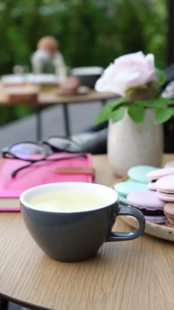 屋外カフェテーブルの上でお茶やデザートのカップと静物画 — ストック動画