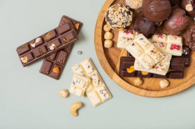 Sağlıklı zanaat, doğal mini çikolatalar, üst manzara. Tatlı yemek, sağlıklı tatlı düzlük.