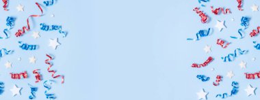 ABD Bağımsızlık Günü afişi ve fotokopi alanı. Kırmızı ve mavi spiraller ve beyaz yıldız unsurları ABD bayrak üst görünümü, düz yatıyordu mavi arkaplan.