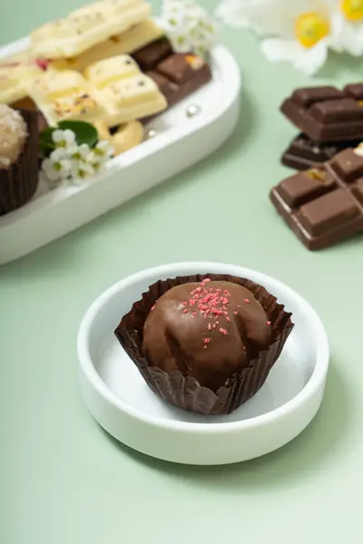Ambachtelijke Chocolade Snoep Kleine Schaal Gezond Zoet Voedsel Stilleven — Stockfoto