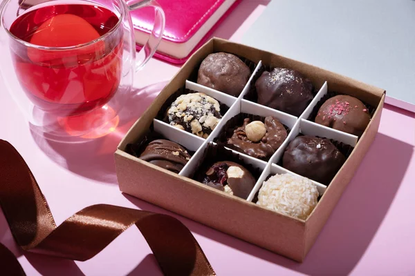 Cadeau Doos Met Ambachtelijke Chocolade Snoepjes Roze Werk Bureaublad Achtergrond — Stockfoto