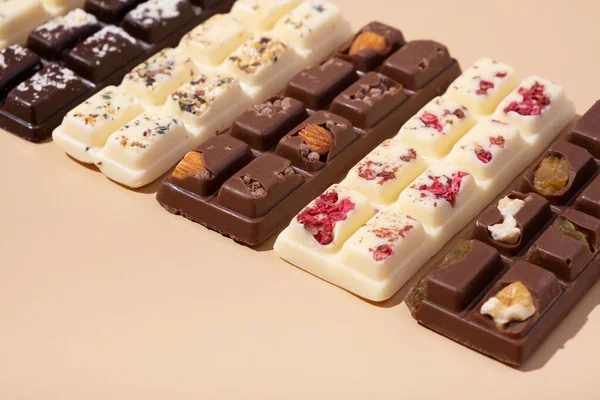 Craft Weiße Milchige Und Schwarze Schokoladenbonbons Auf Beigem Hintergrund Flach — Stockfoto