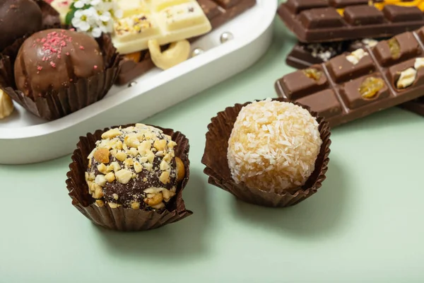 Craft Schokolade Bonbons Mit Nüssen Und Mini Pralinen Gesundes Süßes — Stockfoto