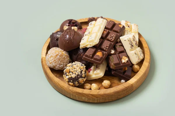 Holzteller Mit Gesunden Handwerklichen Natürlichen Bonbons Und Mini Pralinen Süßes — Stockfoto