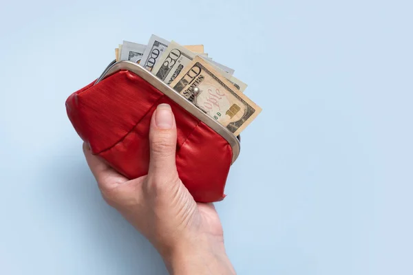 蓝色背景 手拿着美元的钱包 最低限度金融概念 — 图库照片