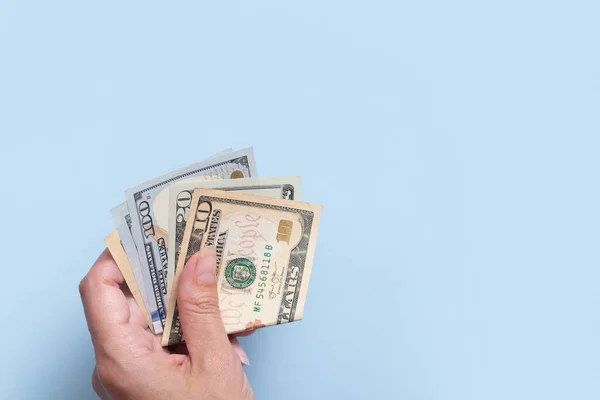 Dollars Vrouwelijke Hand Blauwe Achtergrond Minimalistisch Financieel Concept Stockfoto