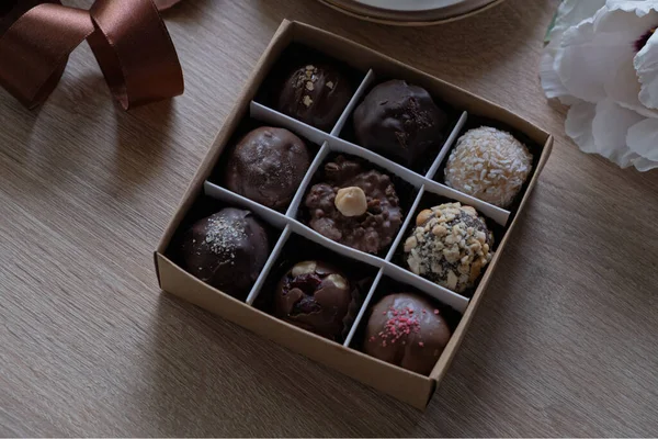 Chocolade Ambachtelijke Snoepjes Doos Met Koffie Bloem Tafel Bovenaanzicht Plat — Stockfoto