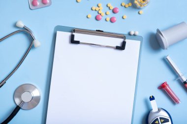 Renkli haplar, glukometre, şırınga ve steteskopla boş tablet modeli. Sağlık ve Tıp Konsepti düzdü.