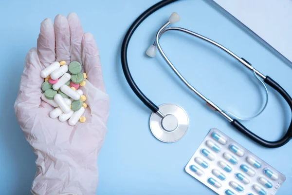Pilules Colorées Main Gantée Sur Fond Tablette Stéthoscope Santé Médecine — Photo