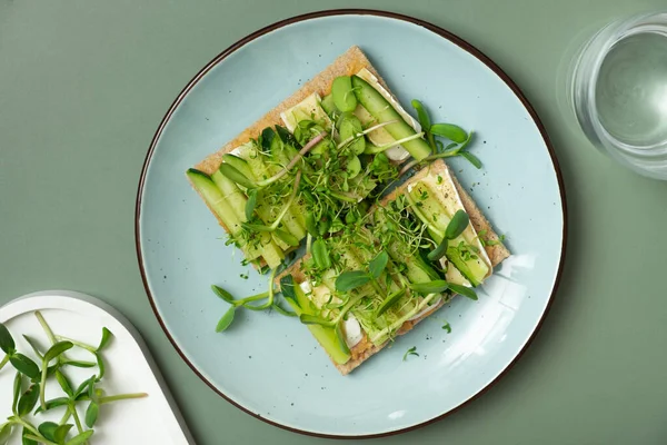 Sandwich Met Kaas Komkommers Zonnebloempitten Alfalfa — Stockfoto