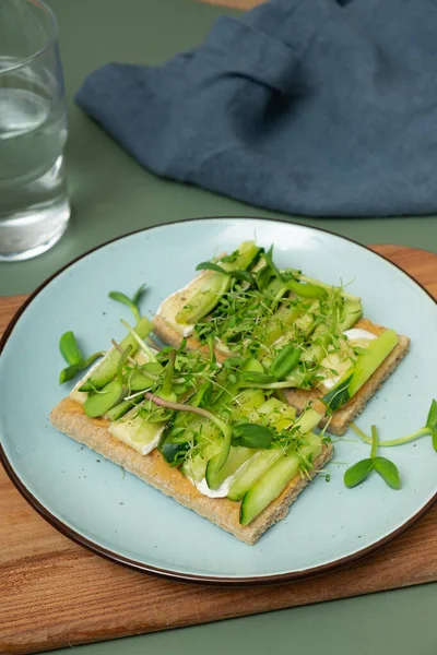 Sandwich Met Kaas Komkommers Zonnebloempitten Alfalfa — Stockfoto