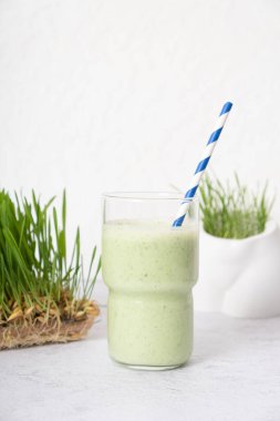 Mikro yeşillikli meyve püresi ve filizlenmiş mikroyeşil yulaf filizleri. Sağlıklı gıda konsepti.