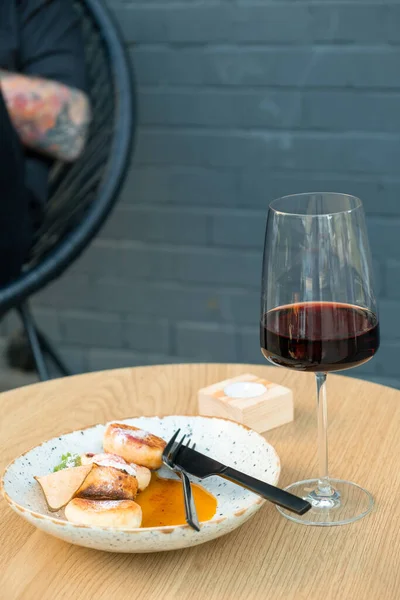 Verre Vin Avec Des Gâteaux Fromage Sur Une Table Bois — Photo