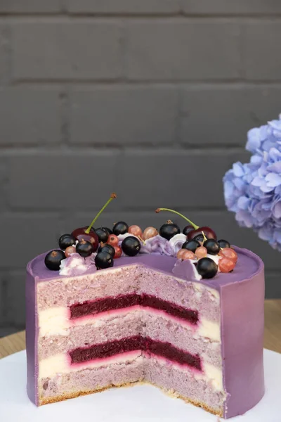 Kuchen Mit Lavendel Und Johannisbeerteig Auf Einem Hölzernen Cafétisch Schneiden — Stockfoto