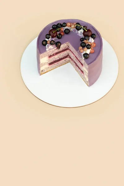 Gâteau Lavande Pâte Groseille Sur Fond Beige — Photo