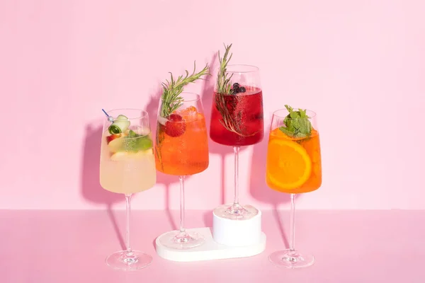 Zomer Alcoholische Cocktails Met Ijs Ontspannende Verfrissende Drankjes Voor Warme Rechtenvrije Stockafbeeldingen