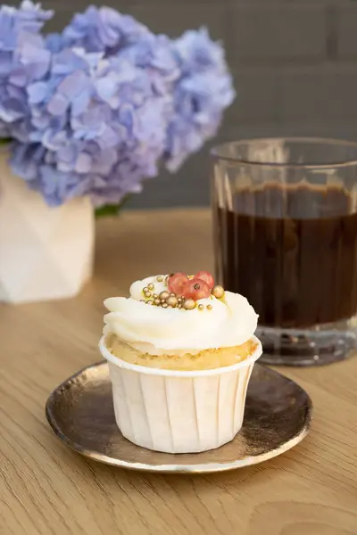 Süßes Dessert Mit Sahne Und Kaffee Auf Hölzernem Cafétisch Mit — Stockfoto