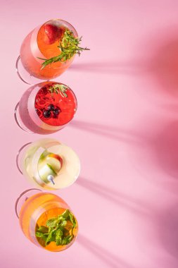 Buzlu yaz alkollü kokteyller, en iyi manzara. Sıcak yaz için ferahlatıcı içecekler..