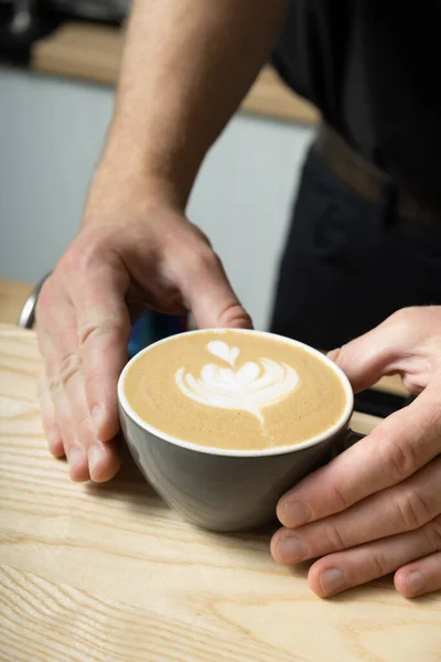 Barista Mãos Servindo Café Latte Com Arte — Fotografia de Stock