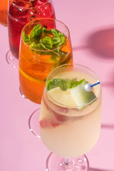 夏天的酒精鸡尾酒加冰 在炎热的夏天放松清爽的饮料 — 图库照片