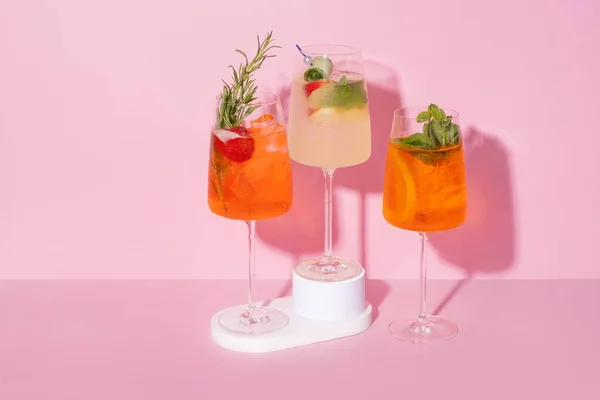 Sommar Alkoholhaltiga Cocktails Med Avkopplande Uppfriskande Drycker För Varm Sommar Stockbild