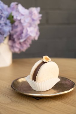 Kahve arka planında, ahşap bir kafe masasında makarna..