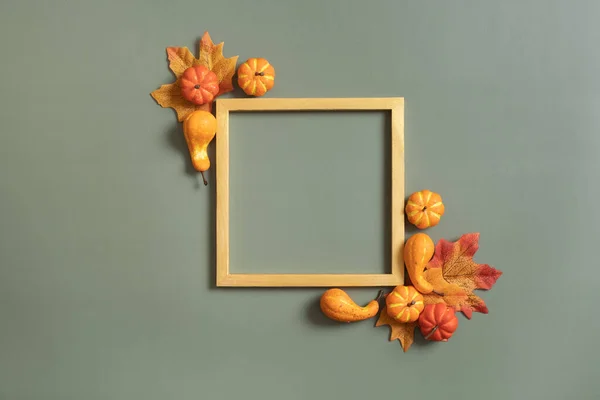 装飾的なカボチャおよびコピースペースが付いている金フレーム 秋のミニマリスト美学コンセプト — ストック写真