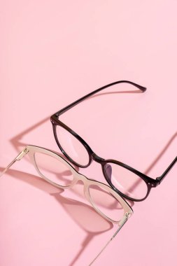 Mavi arkaplanda fotokopi alanı olan gözlük. Optik mağaza, görüş testi, şık gözlük konsepti.