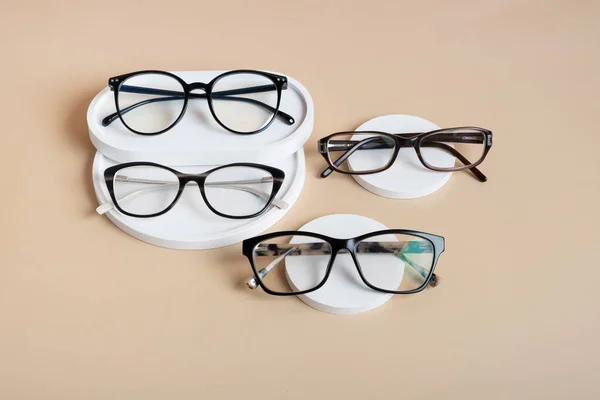 Gipsskivor Med Glasögon Färgad Bakgrund Optisk Butik Visionstest Stilfullt Glasögonkoncept — Stockfoto