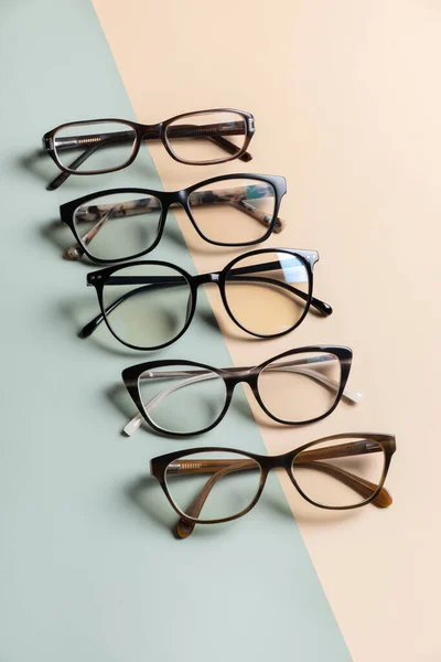 Óculos Elegantes Sobre Fundo Colorido Loja Óptica Teste Visão Conceito — Fotografia de Stock