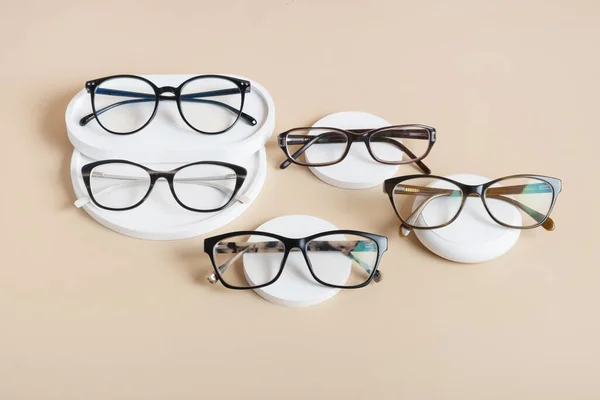 Gipselemente Mit Brille Auf Farbigem Hintergrund Optischer Laden Sehtest Stylisches — Stockfoto