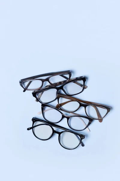 Brille Auf Blauem Hintergrund Mit Kopierraum Optischer Laden Sehtest Stylisches — Stockfoto
