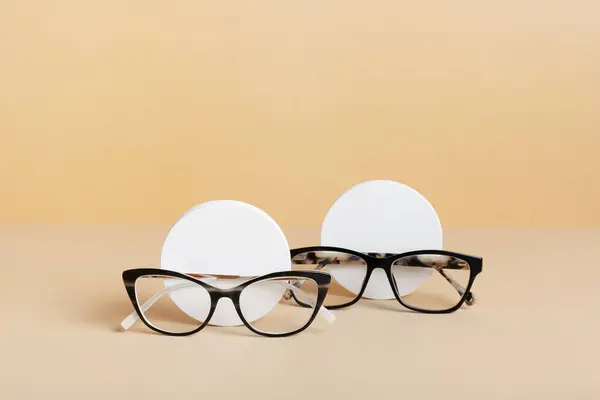 Gipselemente Mit Brille Auf Farbigem Hintergrund Optischer Laden Sehtest Stylisches — Stockfoto