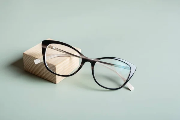 Podium Brýlemi Pastelově Zeleném Pozadí Optický Sklad Vizuální Test Koncepce — Stock fotografie