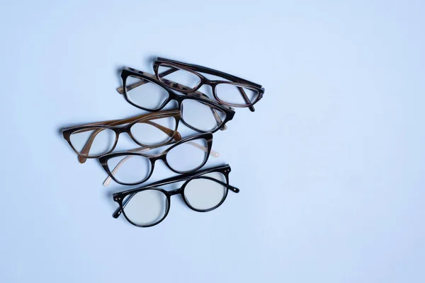 蓝色背景上的眼镜 有复制空间 光学存储 视觉测试 时髦眼镜概念 图库图片